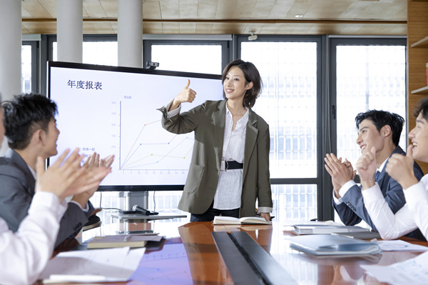 績效反饋：及時給予員工反饋，幫助員工提升