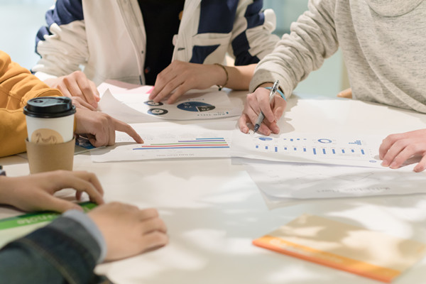 培養(yǎng)組織人才，提升員工素質(zhì)和技能，增強(qiáng)核心競爭力