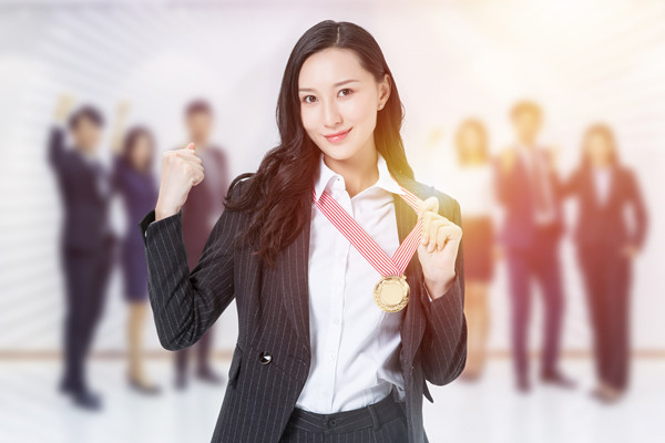 績(jī)效考核：評(píng)估員工成果，為晉升和獎(jiǎng)懲提供依據(jù)