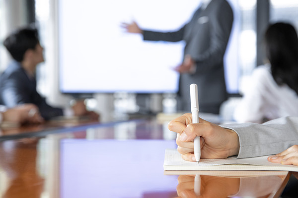 績效輔導(dǎo)：為員工提供指導(dǎo)和支持，促進(jìn)員工發(fā)展