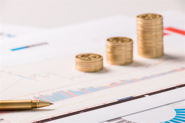 結(jié)合實(shí)際，談?wù)勂髽I(yè)在戰(zhàn)略薪酬設(shè)計(jì)時要注意哪些問題？