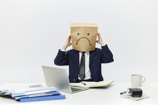 組織變革中，如何管理員工情緒與阻力，確保平穩(wěn)過渡？