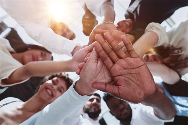 跨國企業(yè)如何管理文化差異以實現(xiàn)全球戰(zhàn)略協(xié)同？