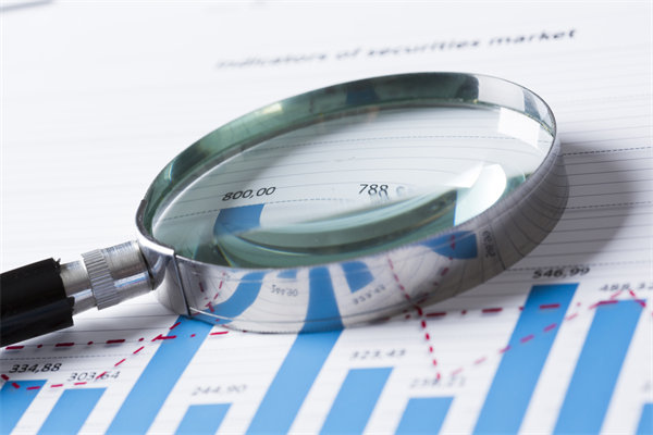 在制定年度經(jīng)營(yíng)計(jì)劃時(shí)，如何考慮行業(yè)趨勢(shì)和政策影響？